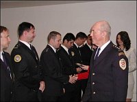 Oceněným hasičům gratuluje ředitel kanceláře gen.ředitele plk.JuDr.Zoltán Szaszo.