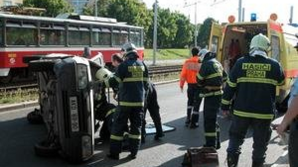 Auto na střeše | POŽÁRY.cz - ohnisko žhavých zpráv ...