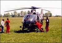 Chlouba hradeckého DSA: nový Eurocopter EC 135. Bohužel je stále v šedočerné barvě se zlatý