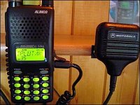 : Dualbandová ruční radioamatérská radiostanice Alinco DJ-596, doplněná o osvědčený mikrofon fy Moto