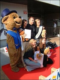 Medvěd Sparkys, vítězky Miss Profesionální hasička - Miss Profinet 2003 společně s Andy Taylorem z V