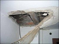 Výbuchem poškozený strop