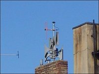 Rádiovým signálem jsou ovládány i sirény – zde jsou ty „mluvící“, umísťované zejména v oblastech se 