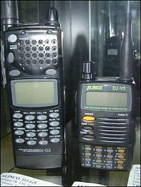 Dvě ruční radiostanice japonského výrobce Alinco. Vlevo stojící DJ-G5 umí sama o sobě fungovat jako 