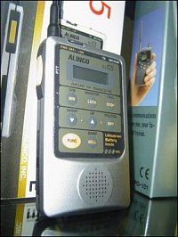 Miniaturní přenosná radiostanice Alinco DJ-C5. Pracuje v pásmech 2m a 70cm neboli 145 a 430MHz.. Výk