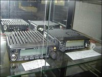 Dvě mobilní radiostanice japonské provenience: vlevo „dvoumetr“ Alinco DR-135, vpravo „dualband“ Ali