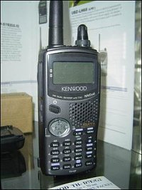Velmi oblíbená ruční rdst dalšího známého výrobce – Kenwood TH-D7E/G2. Opět dualband, doplněný o TNC