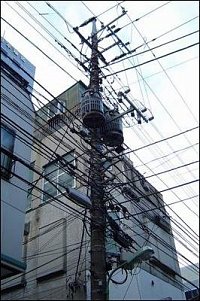 – Vzhledem k častým zemětřesením je veškerá kabeláž tažená vrchem. Celé Tokio (a nejen Tokio) je tot