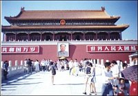 Čelní strana náměstí Nebeského klidu v Pekingu. 