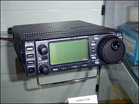 Icom 706 Tohle je velmi oblíbená univerzální rdst Icom IC-706, zde v inovované verzi MK II