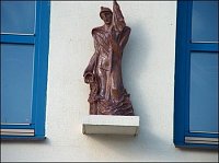 Průčelí zbrojnice zdobí socha Sv.Floriána - dar akademické sochařky Otýlie Šuterové–Demelové (žij