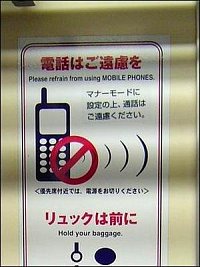 V metru či ve vlaku nikoho nenapadne telefonovat, pro turisty je tu cedule.