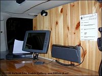 Levá vnitřní část vozu - pracovní plocha, monitorem s dotykovým displejem (samotné PC se nachází v z
