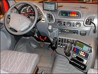Pracoviště řidiče vozu (zleva doprava, shora dolů) – zařízení hlasové navigace (monitor pro vizuální