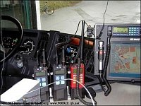 Detailní pohled na vozidlovou a přenosně analogové radiostanice a monitor s dotykovým displejem – Sc