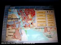 Pohled na displej zobrazující aplikaci GeoPress kombinující geografický informační systém (GIS), mod