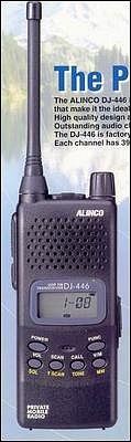 I PMR stanice může vypadat jako „dospělá“ vysílačka – zde nové Alinco DJ - 446. Výhodou je samozřejm