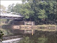 Prázdné cisterny uplavaly až k železnému mostu „Na Štěpáně“