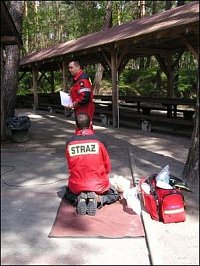 Polsko 2004. Jeden z polských záchranářů při zdravotnickém testu.