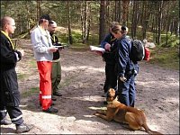 Polsko 2004. Plošné hledání, instruktáž psovoda.