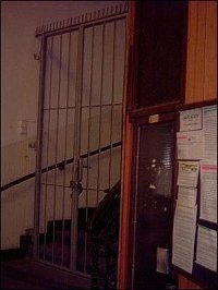 Celkový pohled na mříže a jediné přemisťovadlo na chodbě - výtah.