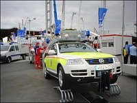 Záchranářský VW Touareg se člunem