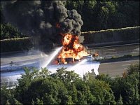 foto : Feuerwehr Frankfurt/zásah na dálnici - hořící cisterna/ výpomoc Fraport