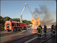 foto : Feuerwehr Frankfurt/zásah na dálnici - hořící cisterna/ výpomoc Fraport