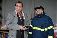 Mgr. Rudolf Blažek předává radiostanice hasičům