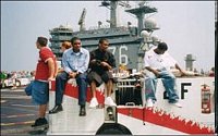 Známý basketbalista Allen Iverson děti z jeho nadace při návštěvě CVN 76 sedí na palubním požárním a