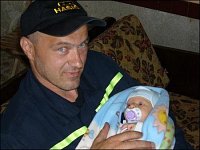 Nejmladší hasič s tatínkem
