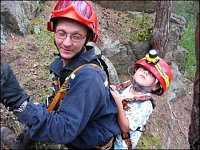 slanění lezce Davida Krůty s evakuovaným dítětem