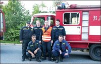 Členové družstva JSDH při nácviku stavby protipovodňových zábran v roce 2005