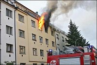 Levé okno s plameny je bytu, kde došlo k výbuchu. Okno vpravo, ze kterého vychází černý dým je ze so