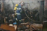 Za hasičem je jedna z nenosných příček, která zůstala stát. Je však značně poškozena a bude se muset