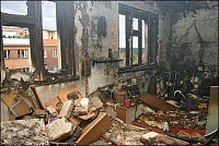 Pohled ze sousedního bytu přes zborcenou příčku do místnsoti, kde vznikl požár.
