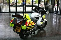 Ve Velké Británii mají hasiči i motorku v tomto velmi dobře viditelném barevném provedení...