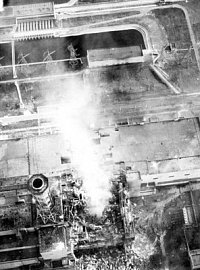 Černobylský reaktor týden po explozi