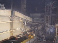 Pohled na zničené plastové nádrže, kde byl fosfát - byl zahříván topnými tělesy
