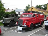 Macocha Veteran Tour v roce 2004 – soutěž historických vozidel (v pozadí Tatra 111 PHM, pak Sachsen