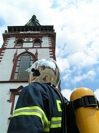 Výhled na věž před startem - hasiče čeká 2x výběh nahoru a dolů