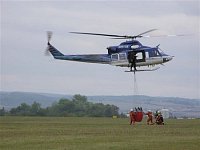 Plnění bambi vaku a následný odlet vrtulníku. Foto Pavel Nehybka.