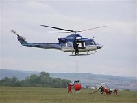 Plnění bambi vaku a následný odlet vrtulníku. Foto Pavel Nehybka.