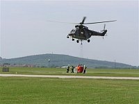 Několik záběrů na plnění bambi vaku v podání vojenských hasičů z leteckých základen Čáslav a Praha-K