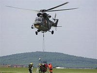 Několik záběrů na plnění bambi vaku v podání vojenských hasičů z leteckých základen Čáslav a Praha-K