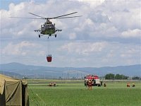 Vrtulník Mi-17, 0812 armády slovenské republiky, se přibližuje k plnícímu stanovišti. Foto Pavel Neh