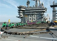 příprava záchytné záchranné sítě na CVN - 69 USS Dwight D. Eisenhower