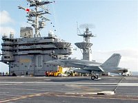 letoun F-18 Hornet přistává na palubě CVN - 70 USS Carl Vinson