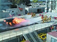 výcvik hasiču na trenažéru paluby letadlové lodi v jednom z Naval Air Tactical Training Center