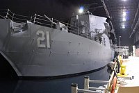výcviková replika lodi USS Trayer, která je umístěna v obrovském hangáru Navy’s Recruit Training 